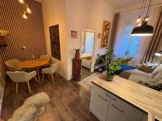 �kszerdoboz a Keleti mellett elad�!