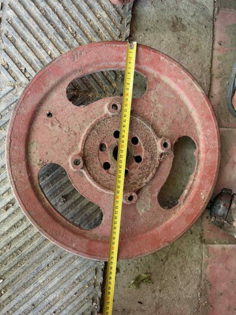 �kszijt�rcsa elad�