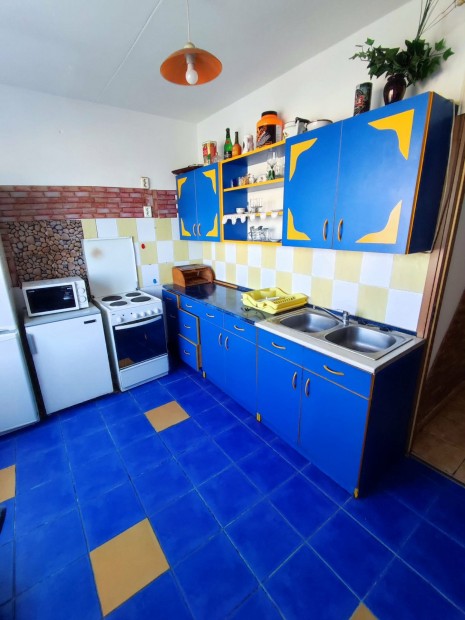 Elad�sra kin�lok Debrecen Der�k u 68 m2 3 szob�s, 4. emeleti r�szben