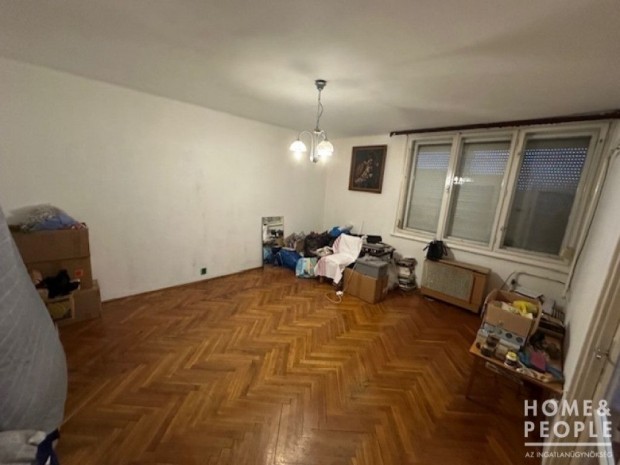 Elad�sra k�n�lok egy t�rsash�zi lak�st H�dmez�v�s�rhelyen!