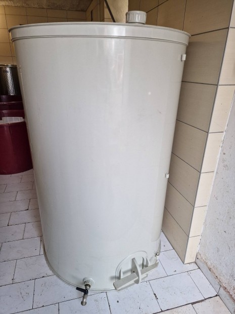 Elad� 1000 literes m�anyag tart�ly