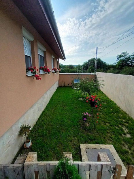 Elad� 1000 m telken l�v�, nappali + 3 szob�s lak�h�z Isaszeg �reghegy