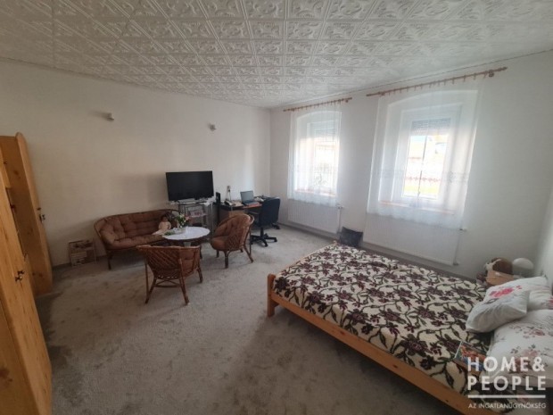 Elad� 100 nm-es Fel�j�tott Csal�di h�z H�dmez�v�s�rhely