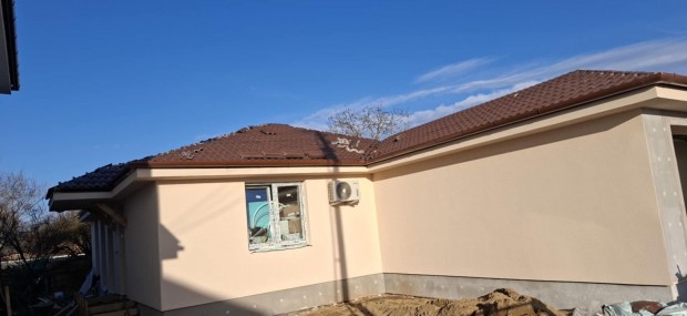 Elad� 100 nm-es �j �p�t�s� Csal�di h�z Debrecen