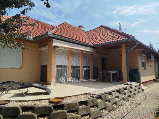 Elad� 100 nm-es h�z Nagykoz�r