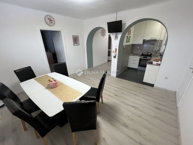 Elad� 100 nm-es h�z Pilis