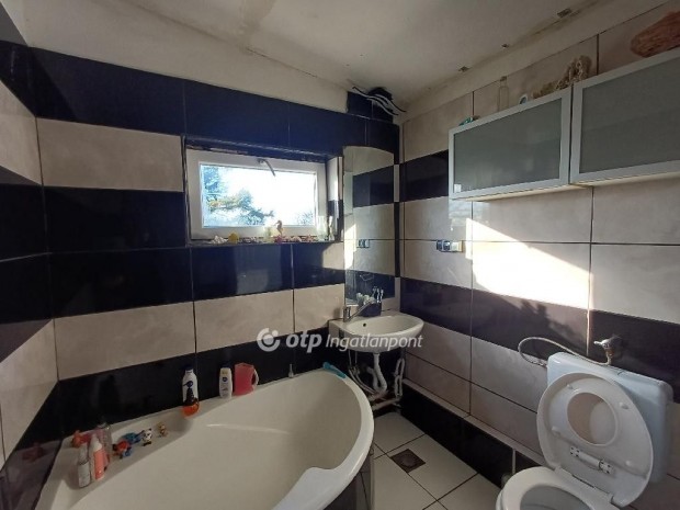 Elad� 102 nm-es Csal�di h�z R�calm�s R�calm�s