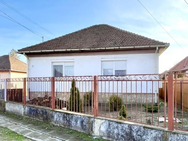 Elad� 102 nm-es Fel�j�tott Csal�di h�z Nagyk�ta