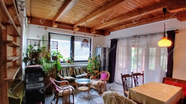 Elad� 103 nm-es h�z Als�p�hok