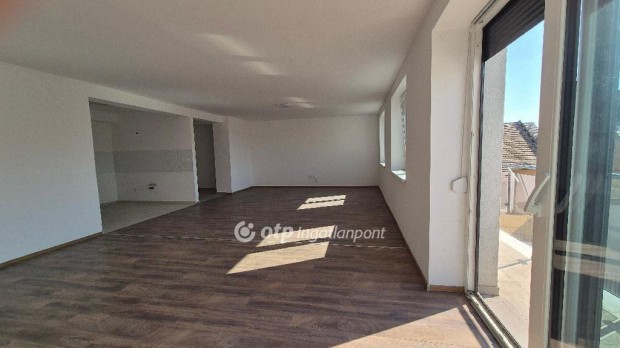 Elad� 103 nm-es lak�s Szeged