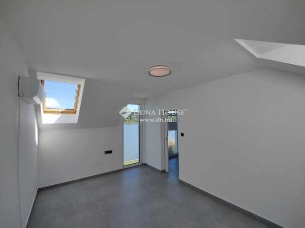 Elad� 104 nm-es h�z Szigetbecse