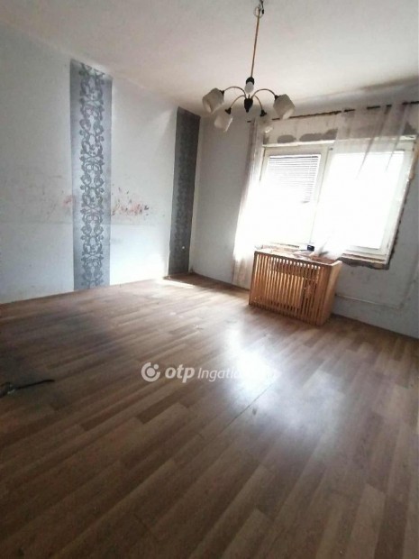 Elad 105 nm-es Feljtand Csaldi hz Kiskrs regek otthona