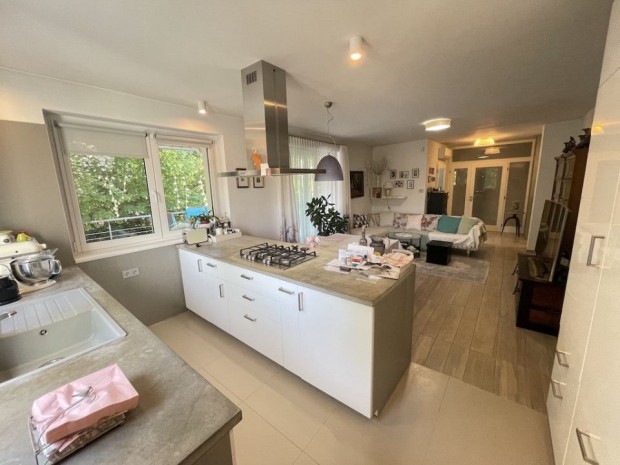 Elad� 105 nm-es Fel�j�tott Csal�di h�z Paks