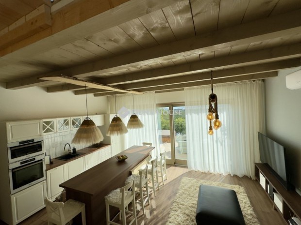 Elad� 105 nm-es h�z Balatonf�red