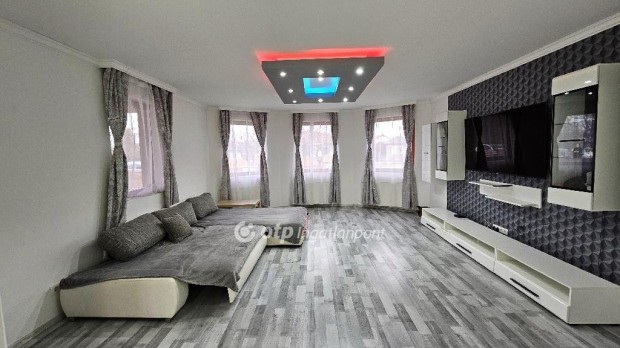 Elad� 105 nm-es h�z Pusztaszabolcs