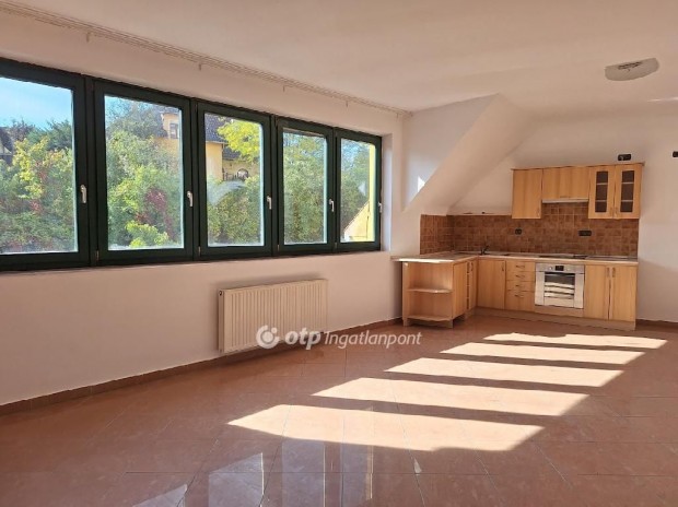 Elad� 105 nm-es lak�s Veszpr�m