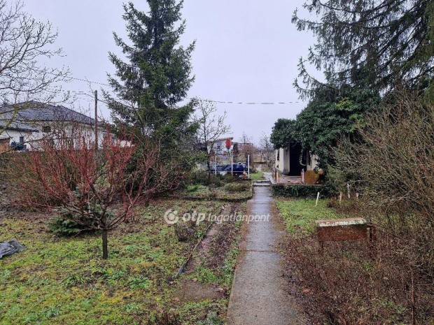 Elad� 1063 nm-es telek Debrecen