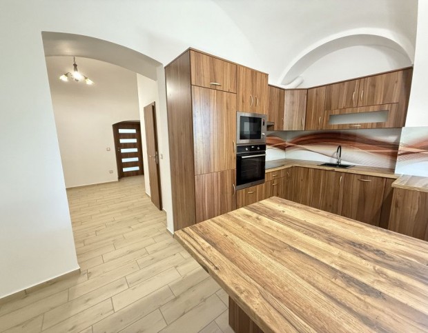 Elad� 106 nm-es Fel�j�tott T�rsash�zi lak�s Paks