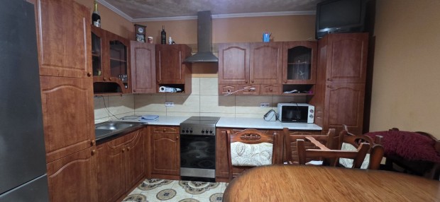 Elad� 106 nm-es K�zepes �llapot� Csal�di h�z Mez�falva