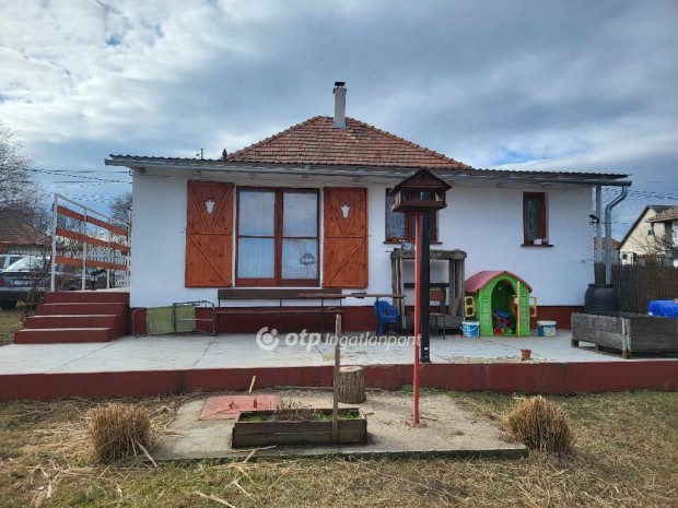Eladó 108 nm-es ház Tóalmás