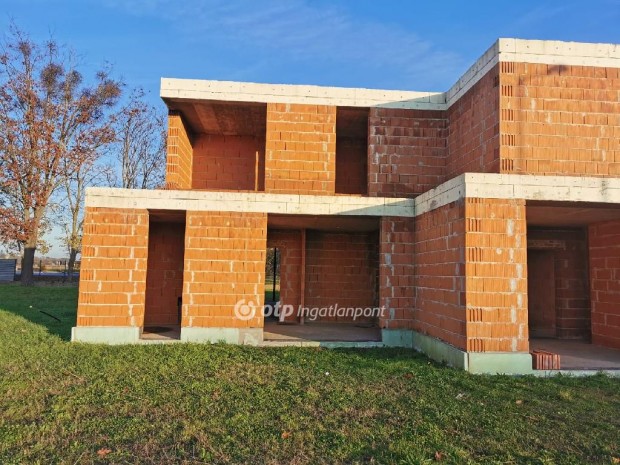 Elad� 1100 nm-es telek Debrecen