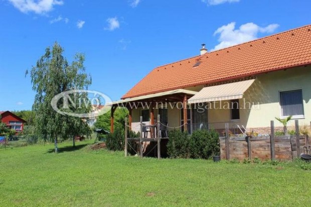 Elad� 110 nm-es Csal�di h�z Csopak