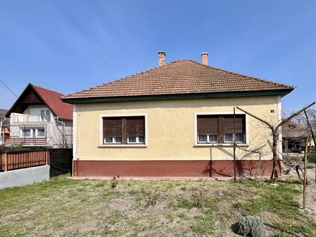 Elad� 110 nm-es Csal�di h�z Nagyk�ta