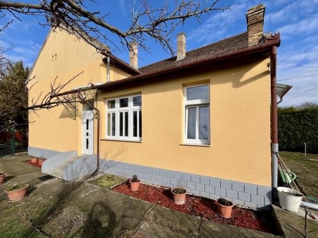 Elad� 110 nm-es Fel�j�tott Csal�di h�z Nagyk�ta