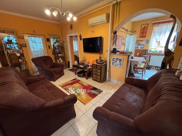 Elad� 110 nm-es, nappali + 3 szob�s h�z Onga!