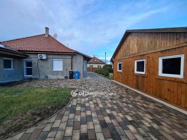 Elad� 110 nm-es h�z Biharkeresztes