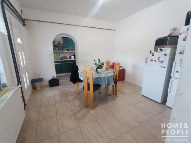 Elad� 111 nm-es Fel�j�tott Csal�di h�z Z�k�nysz�k