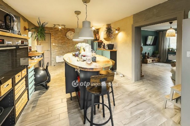 Elad� 111 nm-es h�z Nagyt�lya