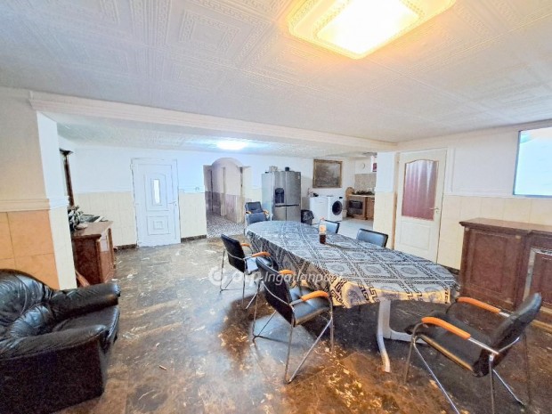 Elad� 111 nm-es h�z Szolnok