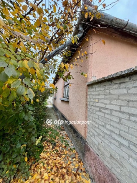 Elad� 114 nm-es Fel�j�tand� Csal�di h�z Fajsz Falu k�zpont