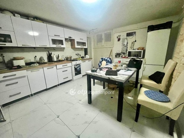 Elad� 114 nm-es h�z J�szlad�ny