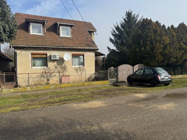 Elad� 116 nm-es Fel�j�tand� Csal�di h�z Em�d