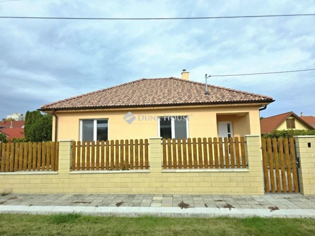 Elad� 116 nm-es h�z Szeksz�rd