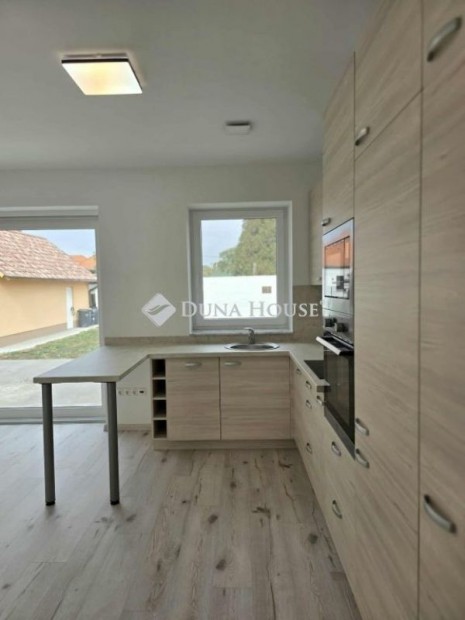 Elad� 116 nm-es h�z Szeksz�rd