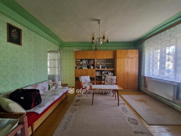 Elad� 118 nm-es h�z Kunhegyes