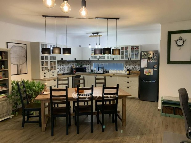 Elad� 119 nm-es h�z Dabas