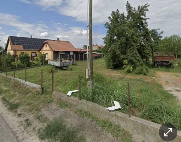 Elad� 1200 m-es, �sszk�zm�ves, beker�tett telek �cs�n 42M Ft