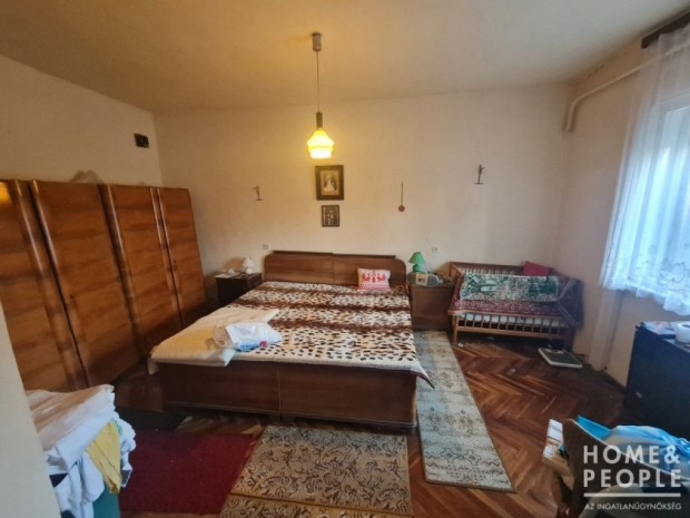 Elad� 120 nm-es Fel�j�tand� Csal�di h�z H�dmez�v�s�rhely