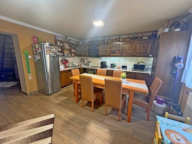 Elad� 120 nm-es Fel�j�tott Csal�di h�z Onga