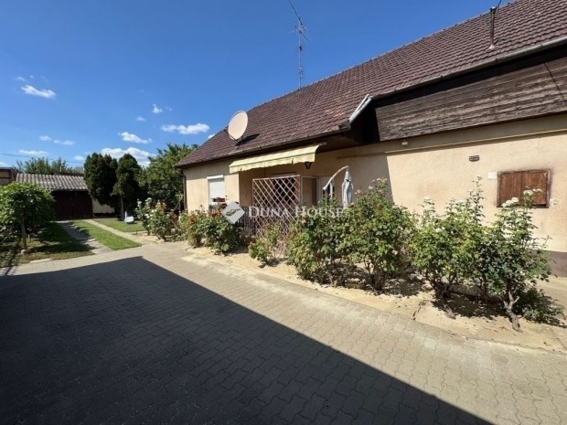 Elad� 121 nm-es h�z Kecskem�t