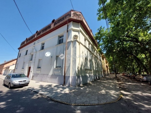 Elad� 121 nm-es lak�s Baja