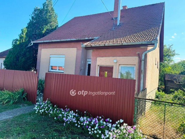 Elad� 122 nm-es h�z Poroszl�