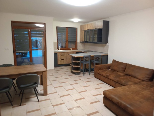 Elad� 122 nm-es �jszer� sorh�z a belv�rosban!