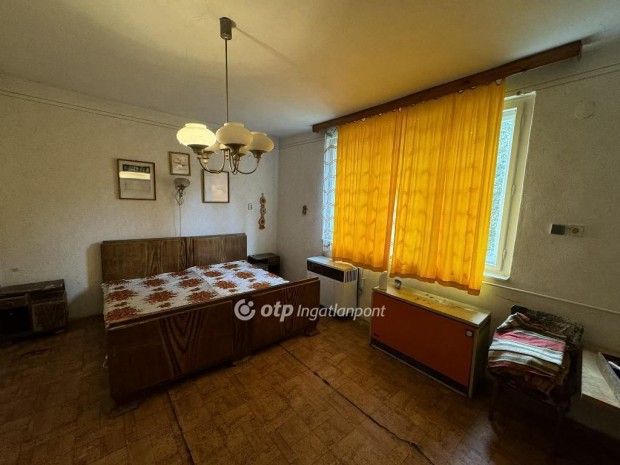 Elad� 124 nm-es h�z Tiszaf�red