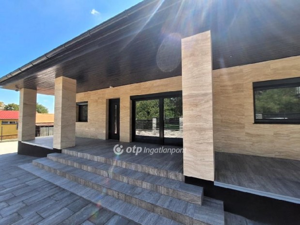 Elad� 126 nm-es h�z Balatonakarattya