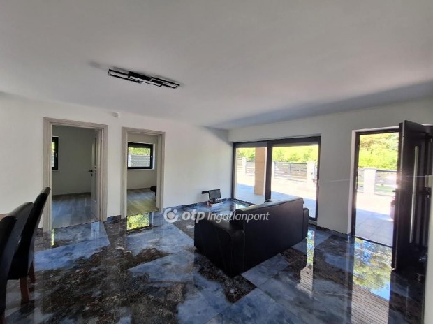 Elad� 126 nm-es h�z Balatonakarattya